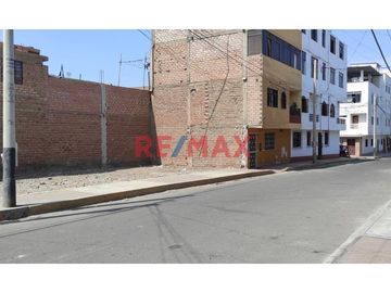 SE VENDE TERRENO URBANO CON UNA EXCELENTE  UBICACION, PUES SE ENCUENTRA  EN UNA ESQUINA DE LA URB. LA RIVERA DE 153.34m2, IDEAL PARA REALIZAR SU PROYE