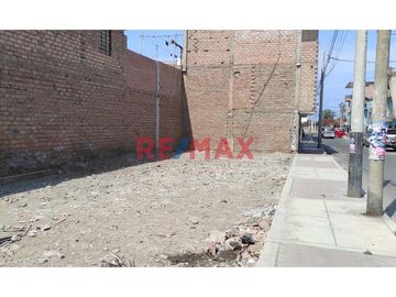 SE VENDE TERRENO URBANO CON UNA EXCELENTE  UBICACION, PUES SE ENCUENTRA  EN UNA ESQUINA DE LA URB. LA RIVERA DE 153.34m2, IDEAL PARA REALIZAR SU PROYE