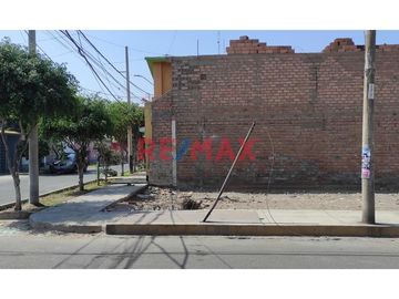 SE VENDE TERRENO URBANO CON UNA EXCELENTE  UBICACION, PUES SE ENCUENTRA  EN UNA ESQUINA DE LA URB. LA RIVERA DE 153.34m2, IDEAL PARA REALIZAR SU PROYE