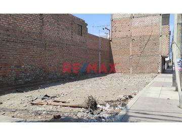 SE VENDE TERRENO URBANO CON UNA EXCELENTE  UBICACION, PUES SE ENCUENTRA  EN UNA ESQUINA DE LA URB. LA RIVERA DE 153.34m2, IDEAL PARA REALIZAR SU PROYE