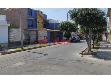 SE VENDE TERRENO URBANO CON UNA EXCELENTE  UBICACION, PUES SE ENCUENTRA  EN UNA ESQUINA DE LA URB. LA RIVERA DE 153.34m2, IDEAL PARA REALIZAR SU PROYE