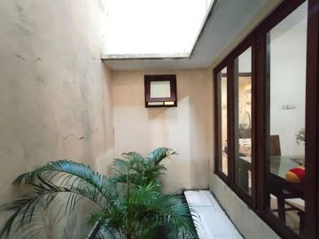 Rumah depan Ambarukmo Plaza dalam Perumahan