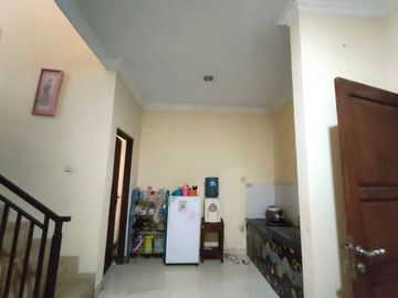 Rumah depan Ambarukmo Plaza dalam Perumahan