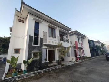 Rumah depan Ambarukmo Plaza dalam Perumahan