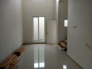 RUMAH 2 LT DEKAT BANDARA SAMRATULANGI TEPI JALAN UTAMA