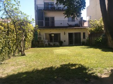 Se Vende Amplio Depto. de 2 Ambientes en Olivos. Planta Baja Con Jardin