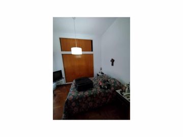 Se Vende Amplio Depto. de 2 Ambientes en Olivos. Planta Baja Con Jardin