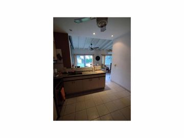 Se Vende Amplio Depto. de 2 Ambientes en Olivos. Planta Baja Con Jardin