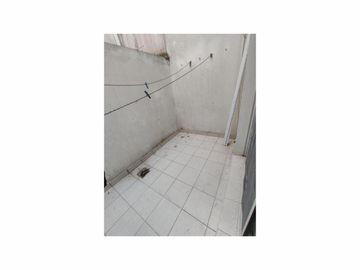 Se Vende Amplio Depto. de 2 Ambientes en Olivos. Planta Baja Con Jardin