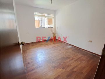 En Venta! Casa de 1 Planta Frente a la Escuela Técnica del Ejército - Chorrillos 🏙️
 
Se tiene la cercanía a lugares que te brindan las comodidades