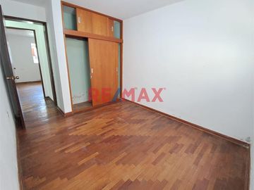 En Venta! Casa de 1 Planta Frente a la Escuela Técnica del Ejército - Chorrillos 🏙️
 
Se tiene la cercanía a lugares que te brindan las comodidades