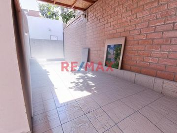 En Venta! Casa de 1 Planta Frente a la Escuela Técnica del Ejército - Chorrillos 🏙️
 
Se tiene la cercanía a lugares que te brindan las comodidades