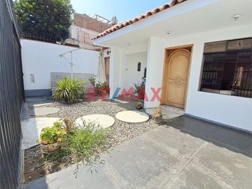 En Venta! Casa de 1 Planta Frente a la Escuela Técnica del Ejército - Chorrillos 🏙️
 
Se tiene la cercanía a lugares que te brindan las comodidades