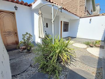 En Venta! Casa de 1 Planta Frente a la Escuela Técnica del Ejército - Chorrillos 🏙️
 
Se tiene la cercanía a lugares que te brindan las comodidades