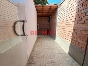 En Venta! Casa de 1 Planta Frente a la Escuela Técnica del Ejército - Chorrillos 🏙️
 
Se tiene la cercanía a lugares que te brindan las comodidades