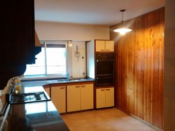 Amplio departamento céntrico de 3 dormitorios con patio. Apto profesional