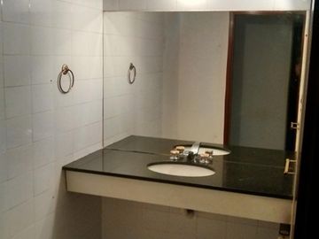 Amplio departamento céntrico de 3 dormitorios con patio. Apto profesional