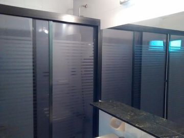 Amplio departamento céntrico de 3 dormitorios con patio. Apto profesional