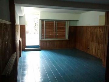 Amplio departamento céntrico de 3 dormitorios con patio. Apto profesional