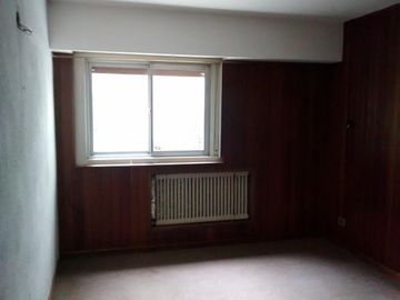 Amplio departamento céntrico de 3 dormitorios con patio. Apto profesional