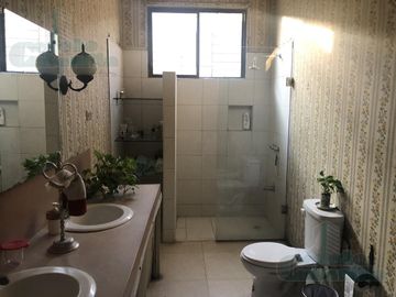 INVERSIONISTAS VENDO  VILLA SOBRE TERRENO COMERCIAL EN URDESA CENTRAL