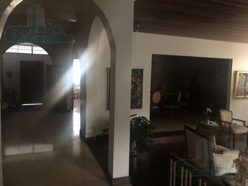 INVERSIONISTAS VENDO  VILLA SOBRE TERRENO COMERCIAL EN URDESA CENTRAL