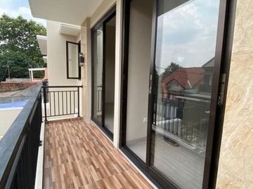 Rumah Baru 2 Lantai Design Taman Depan, Dekat LRT dan Tol Becakayu