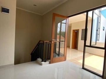 Rumah Baru 2 Lantai Design Taman Depan, Dekat LRT dan Tol Becakayu