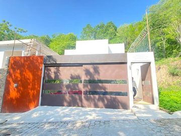 Casa de 4 recamaras, jacuzzi, lock off, venta en La Crucecita Huatulco