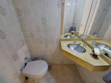 Excelente  4 Amb. - PB - Patio- Sup. Total 117m2 - 1 cuadra Shopping- Oportunidad