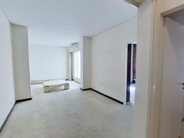 Excelente  4 Amb. - PB - Patio- Sup. Total 117m2 - 1 cuadra Shopping- Oportunidad
