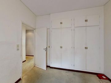 Excelente  4 Amb. - PB - Patio- Sup. Total 117m2 - 1 cuadra Shopping- Oportunidad