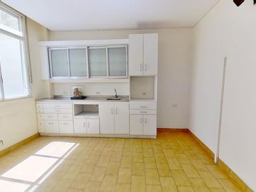Excelente  4 Amb. - PB - Patio- Sup. Total 117m2 - 1 cuadra Shopping- Oportunidad