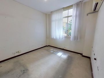 Excelente  4 Amb. - PB - Patio- Sup. Total 117m2 - 1 cuadra Shopping- Oportunidad