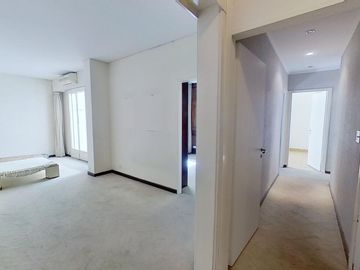 Excelente  4 Amb. - PB - Patio- Sup. Total 117m2 - 1 cuadra Shopping- Oportunidad