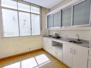 Excelente  4 Amb. - PB - Patio- Sup. Total 117m2 - 1 cuadra Shopping- Oportunidad