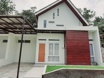 RUMAH NYAMAN DI SLEMAN BERGAYA TROPIS
