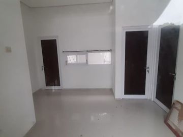 RUMAH NYAMAN DI SLEMAN BERGAYA TROPIS