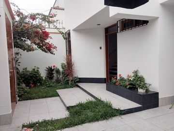 VENDO CASA DE RE-ESTRENO URB. MAYORAZGO