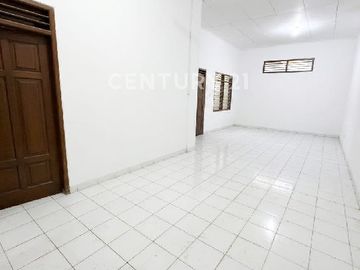 Rumah Otista Jatinegara Rapi Siap Huni Dekat Tranportasi Umum