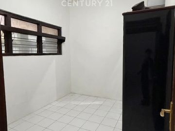 Rumah Otista Jatinegara Rapi Siap Huni Dekat Tranportasi Umum