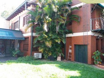 Casa con local acepta permuta