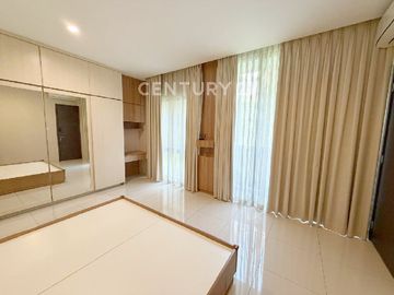 Rumah Siap Huni Di Hoek 2 Lantai Di Serenia Hill Lebak Bulus