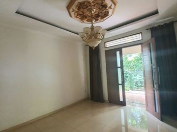 Rumah Mewah Dengan Swimming Pool Di Sektor 8 - GB 4658 BR