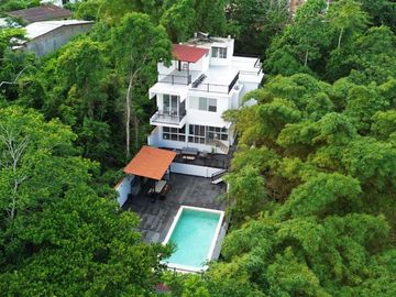 Esta hermosa casa de tres pisos combina lujo y comodidad, ubicada en una área favorecida por la naturaleza con sus paisajes verdes y el canto de las a