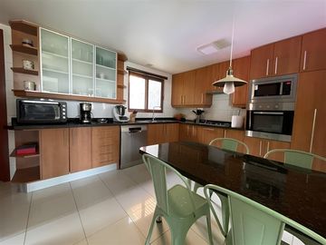 Casa en venta de 4 dorm. en Las Condes