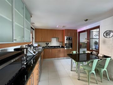 Casa en venta de 4 dorm. en Las Condes