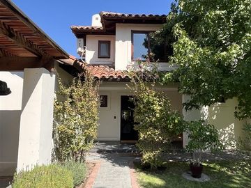 Maravillosa Casa en venta de 5 dorm. en Portones Chicureo