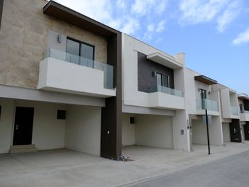 Casa En Venta Cumbres Nuevo Leon Fracc Altrysa con acabados de lujo