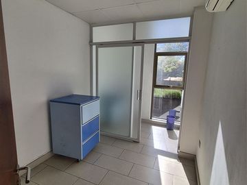 Oficina y/o consulta de 3 privados en venta en Los Angeles